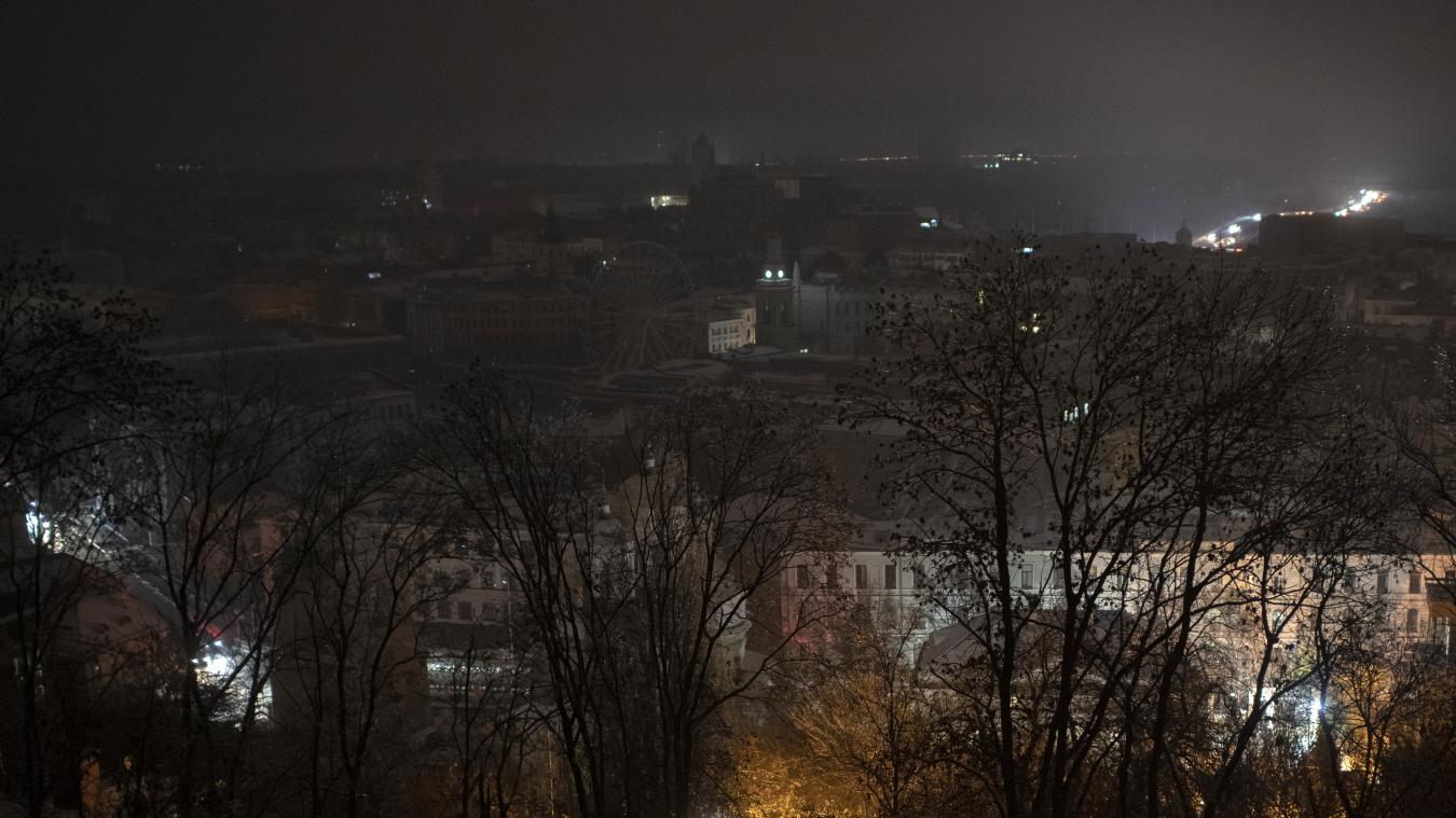 <p>Am Morgen nach den schweren russischen Raketenangriffen konnte die Strom- und Wasserversorgung in Kiew erst teilweise wieder hergestellt werden. „70 Prozent der Hauptstadt sind bisher ohne Elektrizität“, teilte Bürgermeister Vitali Klitschko am Donnerstag auf seinem Telegram-Kanal mit.</p>