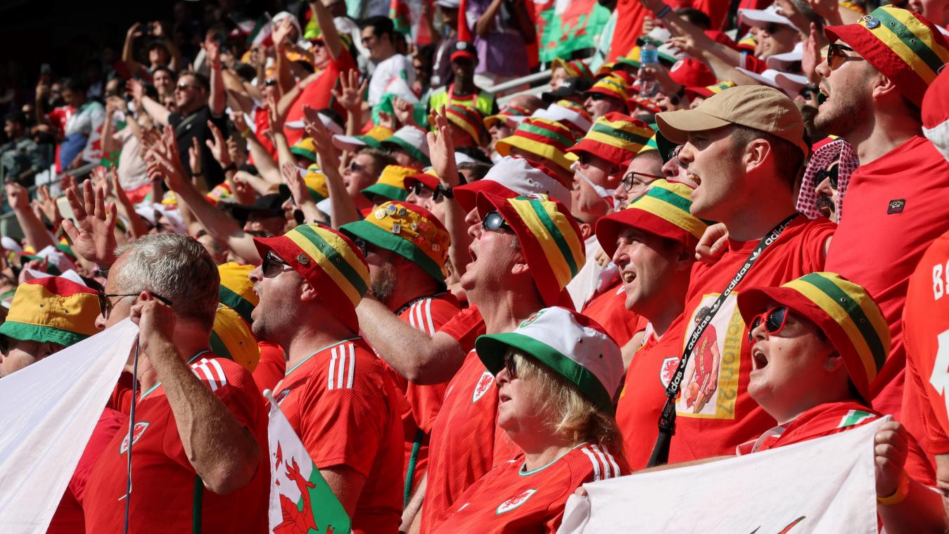 <p>Mehrere Fans mussten Hüte in Regenbogenfarben vor dem ersten Spiel des walisischen Teams abnehmen.</p>