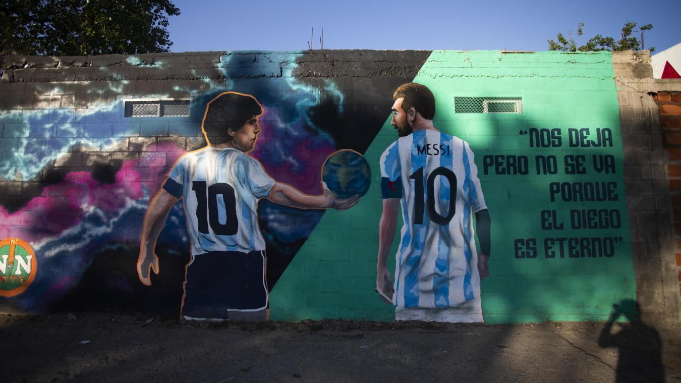 <p>„Er geht, aber er verlässt uns nicht, denn der Diego ist ewig“, steht an der Wand neben einem Gemälde, in dem Maradona (l.) Messi einen Ball in den Farben der Welt überreicht. Das Gemälde steht am Rande eines prekären Fußballspielfeldes, in dem Maradona als Kind zum ersten Mal gespielt haben soll.</p>