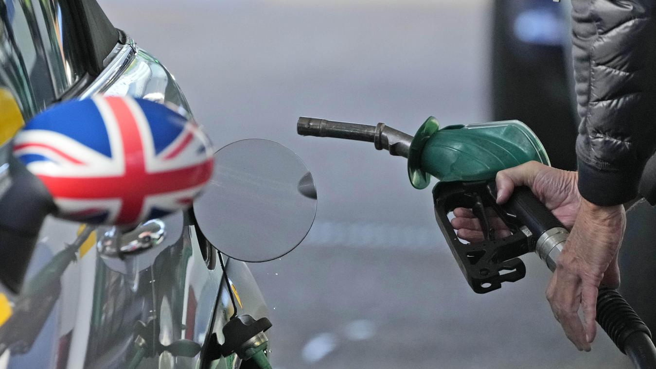 <p>Ein Mann betankt ein Auto an einer Tankstelle: Die wirtschaftliche Lage ist in Großbritannien so mies wie lange nicht mehr.</p>