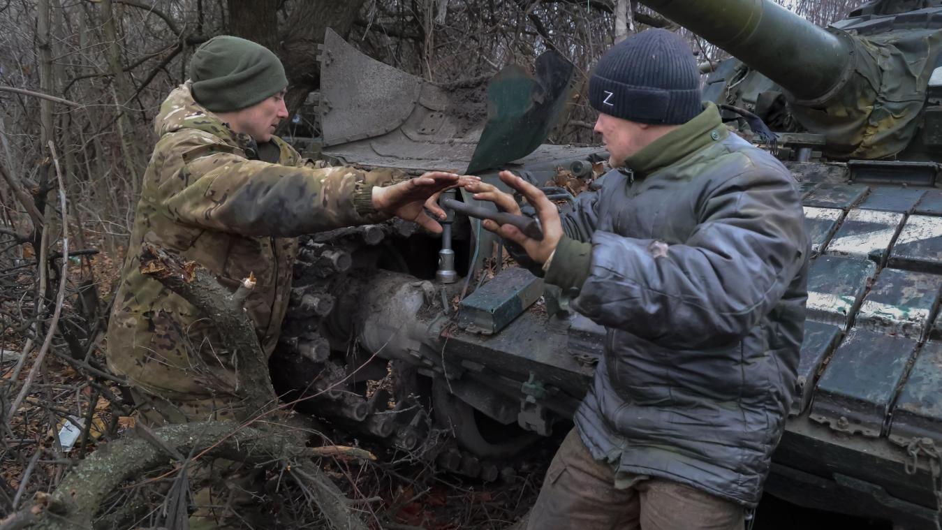 <p>Soldaten der Volksmiliz der von Russland kontrollierten Region Donezk reparieren einen T-72-Panzer, der bei Kämpfen zwischen russischen und ukrainischen Streitkräften beschädigt wurde.</p>