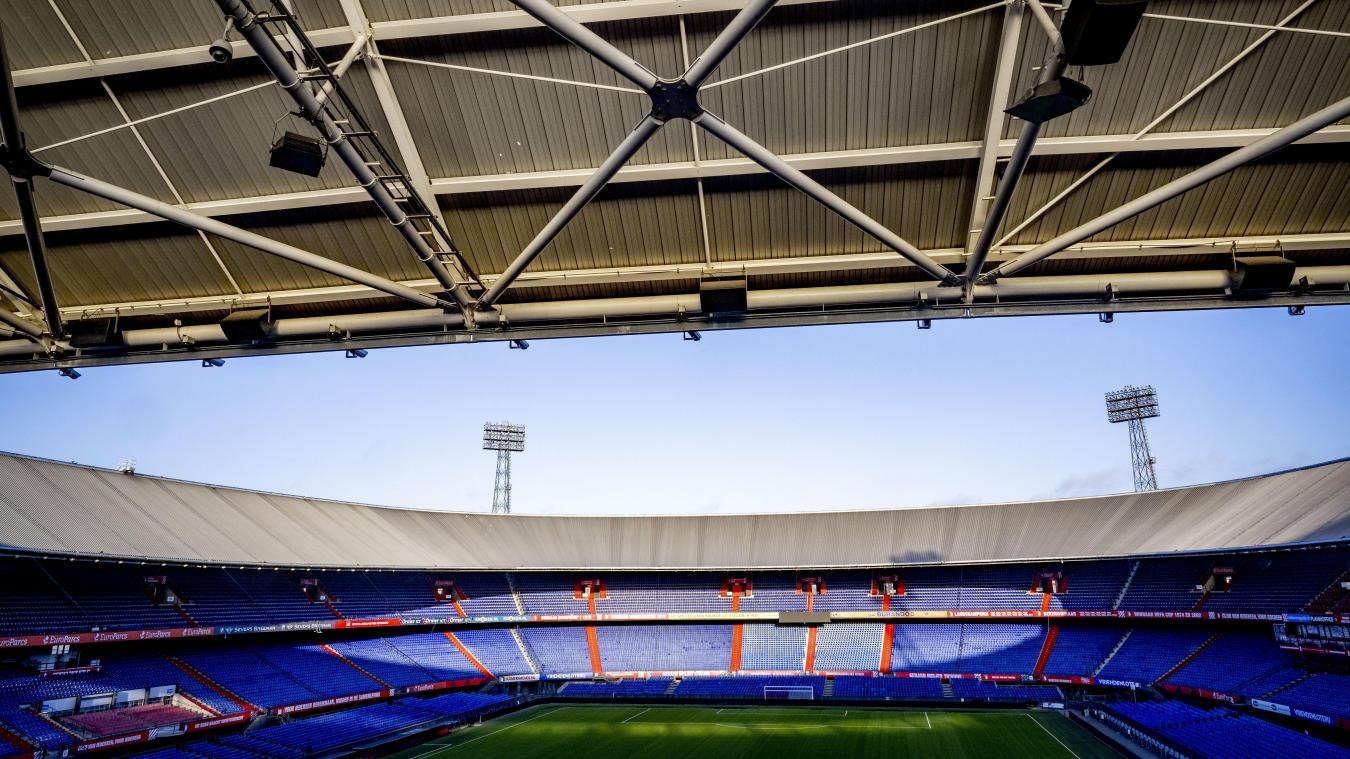 <p>Ein Blick in „De Kuip“: Das Fußballstadion von Feyenoord Rotterdam ist nach der Amsterdamer fJohan-Cruyff-Arena (55.500 Plätzen) mit 51.117 Plätzen das zweitgrößte Stadion der Niederlande.</p>