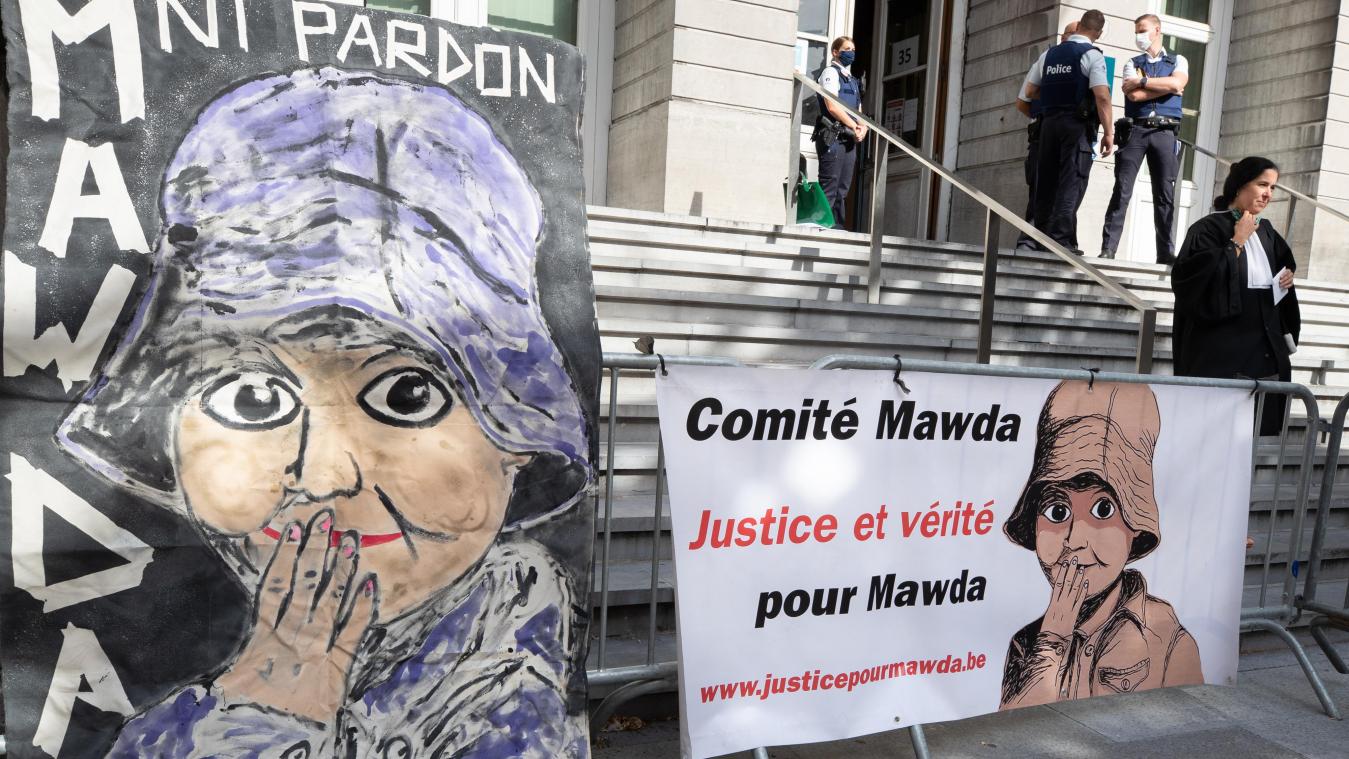 <p>Die kleine Mawda - hier auf einem Plakat und einem Banner vor dem Gericht in Mons zu sehen - wurde nur zwei Jahre alt.</p>