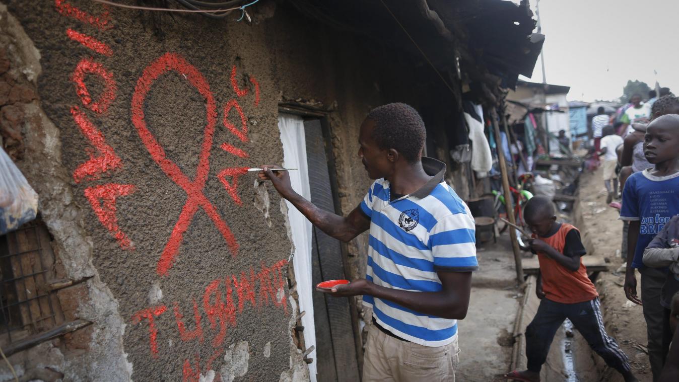 <p>Einer der Jugendleiter der Gemeinde malt im Kibera-Slum in Nairobi die Worte „Vermeide AIDS“ an die Wand einer Hütte.</p>