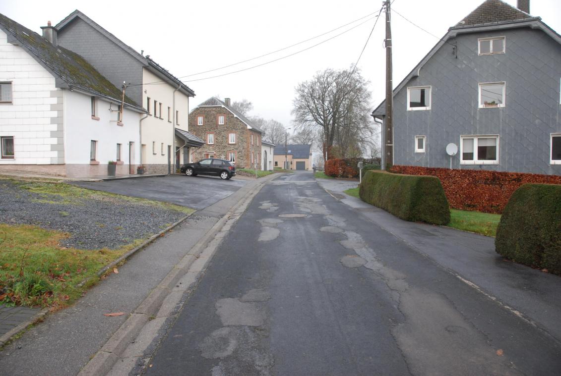 <p>Die Wohnstraßen Am Hügel (Foto) und Zum Großen Feld in Bütgenbach sollen im kommenden Jahr erneuert werden. Sie wurden in das kommunalen Straßenunterhaltsprogramm aufgenommen.</p>