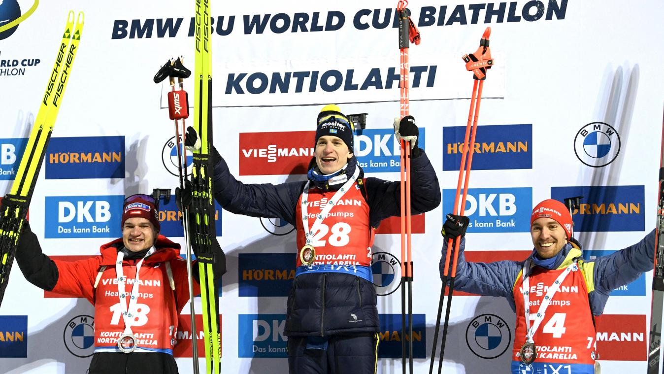 <p>(v.l.n.r.) Der zweitplatzierte Schweizer Niklas Hartweg, der schwedische Sieger Martin Ponsiluoma und der deutsche David Zobel feiern auf dem Podium nach dem 20-km-Lauf der Herren beim IBU Biathlon World Cup in Kontiolahti.</p>