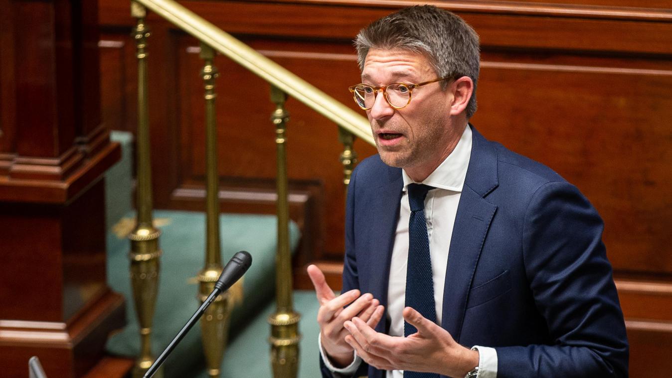 <p>Mehr als 300.000 Arbeitnehmer, haben aufgrund von Corona-Kurzarbeit im Jahr 2022 ihren Anspruch auf die Auszahlung des kompletten Urlaubsgeldes verloren. Damit sie dieses Geld dennoch erhalten können, schlägt Arbeitsminister Dermagne eine auf fünf Jahre begrenzte Erhöhung der Arbeitgeberbeiträge vor.</p>