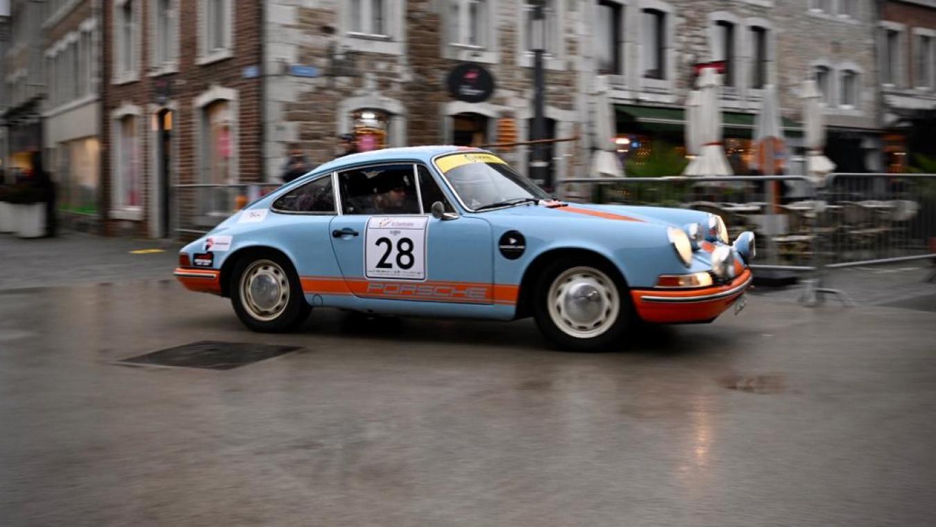 <p>Die Ostbelgien Classic ist gut gestartet. Hier der Porsche 912B gesteuert von Felix Jacobs (D) mit seiner Beifahrerin Natalie Gillissen (NL) in der Bergstraße in Eupen.</p>