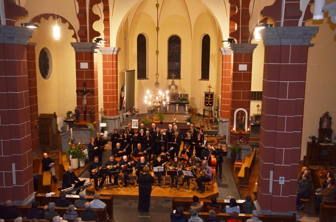 <p>Der Chor Alba Nova und das Kgl. Mandolinenorchester aus Malmedy stimmten die Besucher des Weihnachtskonzertes in der Bütgenbacher Pfarrkirche mit herausragenden Beiträgen auf die Geburt Christi ein.</p>