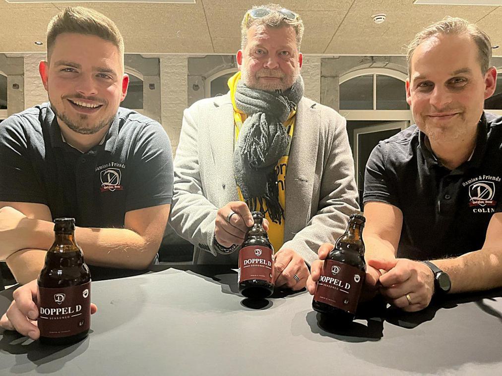 <p>Nico Bildstein-Rosewick, Patrick Gensterblum und Colin Kraft (v. l.) präsentieren „Doppel D“, das erste dunkle Bier von „Damian &amp; Friends“. Dieses wird erstmals auf dem Weihnachtsmarkt in Eupen am Wochenende ausgeschenkt.</p>