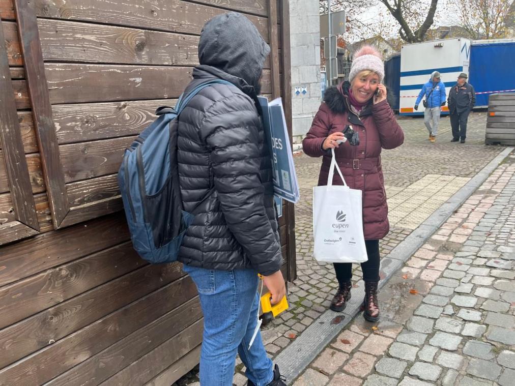 <p>Bei Marion Decker (rechts) laufen seit über drei Jahrzehnten die Fäden für den Eupener Weihnachtsmarkt zusammen.</p>