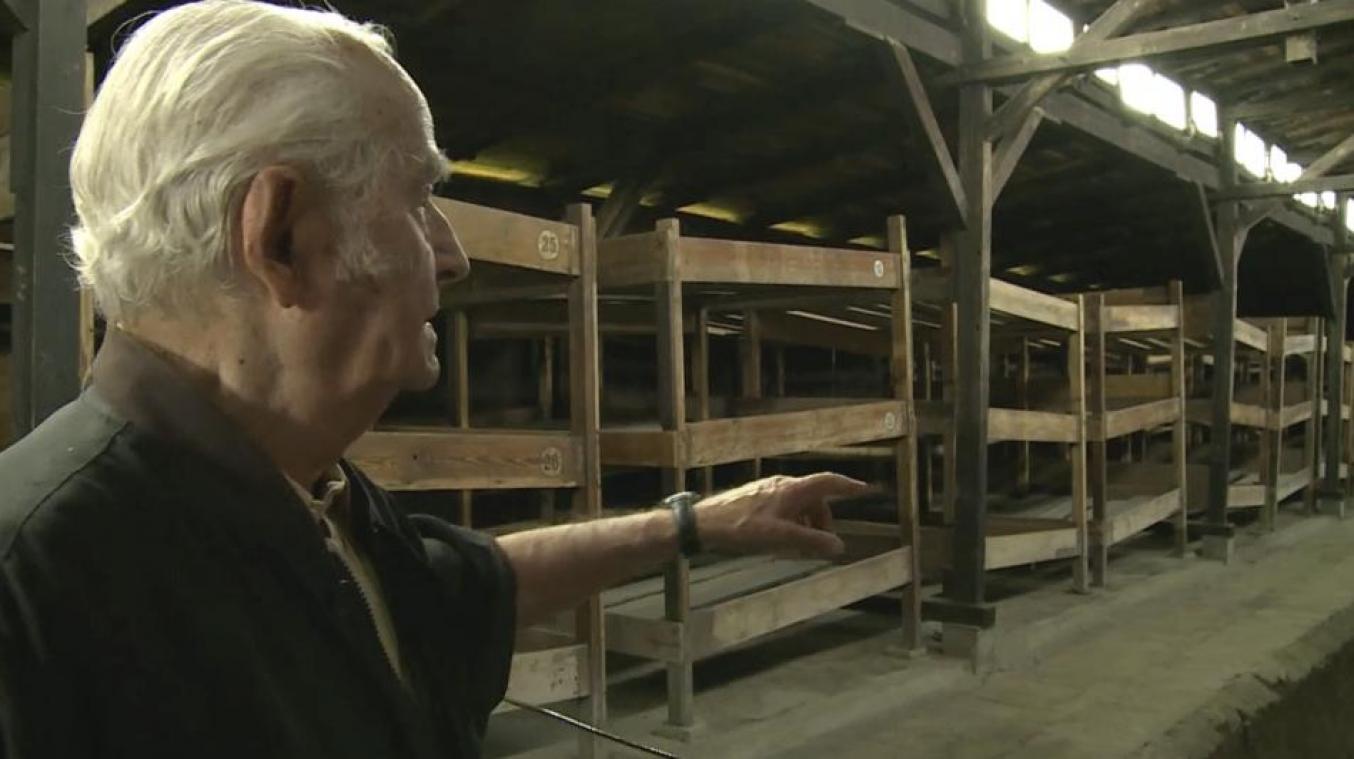<p>Eine Szene aus dem Film „Der letzte Jolly Boy“: Leon Schwarzbaum zeigt in ‚seiner‘ alten Baracke in Auschwitz-Birkenau, wo er lag: auf der linken Seite, in der Mitte, ganz oben.</p>