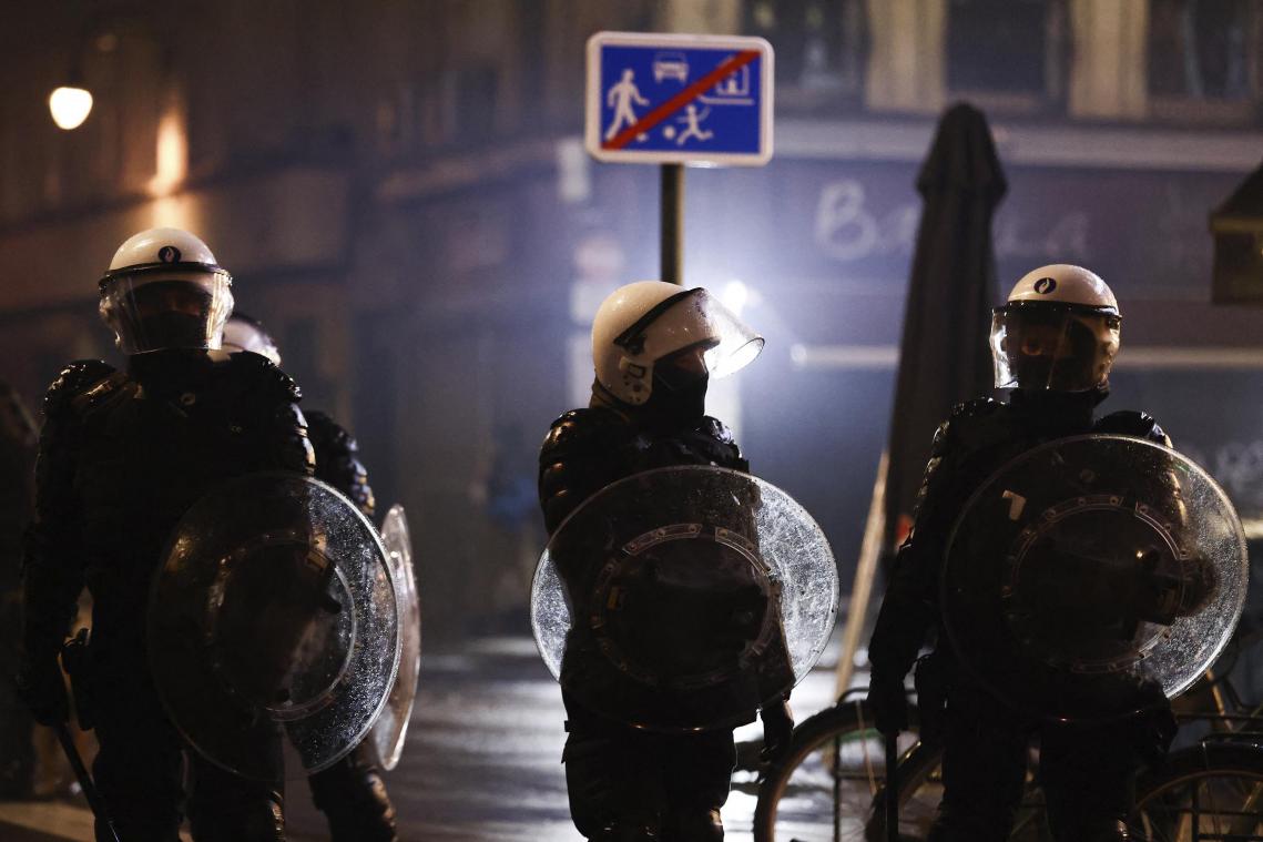 <p>Polizisten am 27. November in Brüssel nach der WM-Partie zwischen Belgien und Marokko.</p>