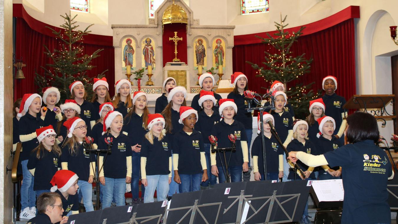 <p>Mit Bravour meisterten die St.Vither „Kinderstimmen“ unter der Leitung von Vera Genten den Auftritt auf der großen Bühne des Adventskonzerts in der Heppenbacher Pfarrkirche.</p>