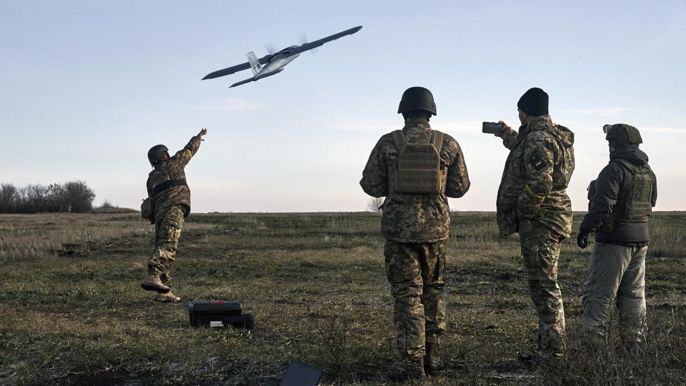 <p>Ukrainische Soldaten starten eine Drohne auf russische Stellungen in der Nähe von Bachmut.</p>