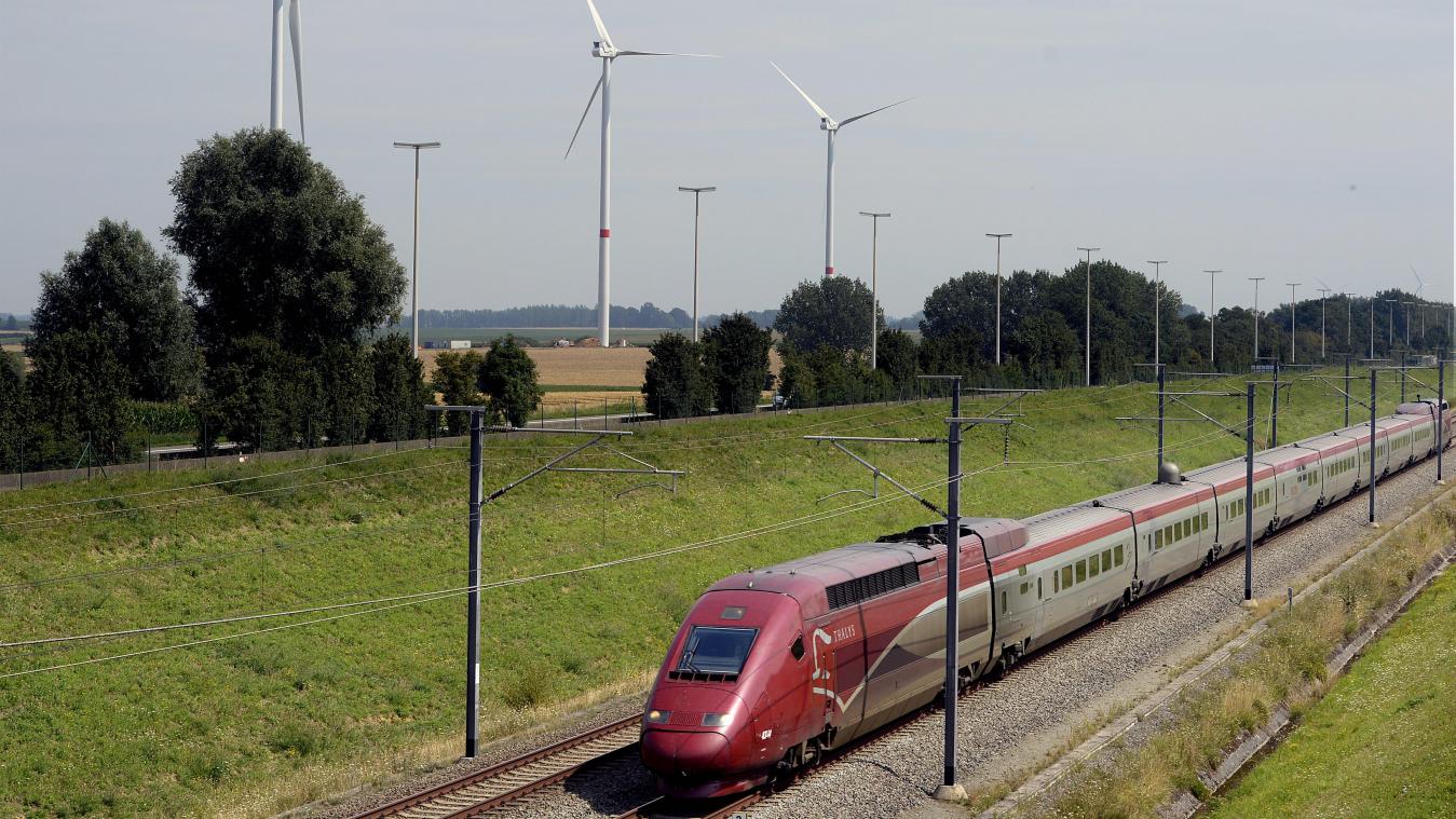 <p>Ein Thalys, der nach Amsterdam unterwegs war, steckt auf freier Strecke fest.</p>