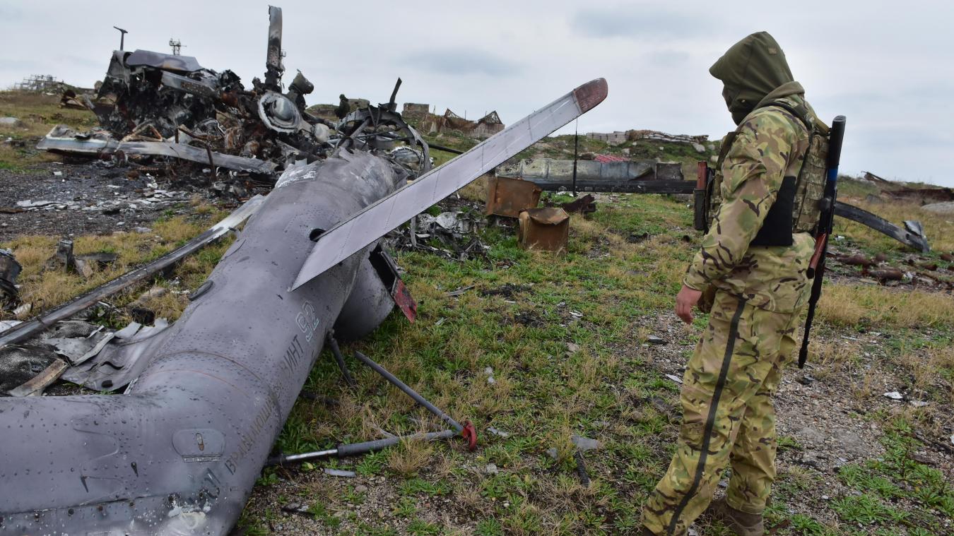 <p>Ein ukrainischer Soldat betrachtet auf der Schlangeninsel ein beschädigtes russisches Militärflugzeug.</p>