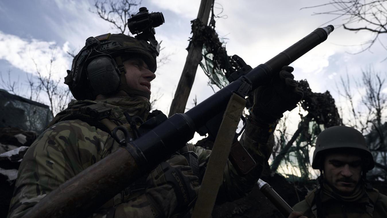 <p>Ukrainische Soldaten gehen während der Kämpfe mit russischen Truppen in der Nähe von Marjinka in der Region Donezk in Stellung.</p>