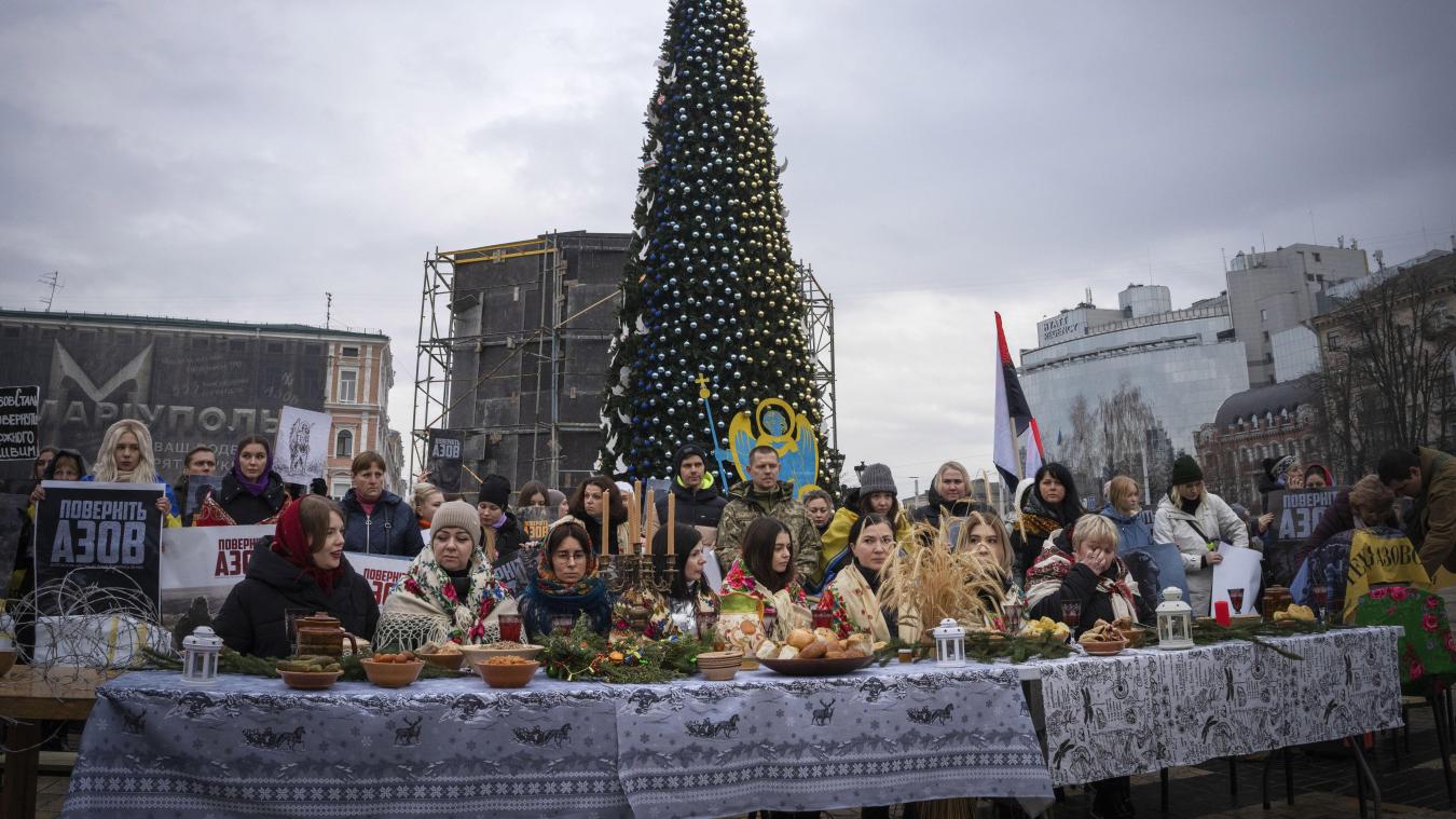 <p>Angehörige von Soldaten des Asow-Regiments, die im Mai nach dem Fall von Mariupol von Russland gefangen genommen wurden, sitzen bei einer Flashmob-Aktion unter dem Weihnachtsbaum und fordern die Freilassung der Gefangenen, in Kiew.</p>