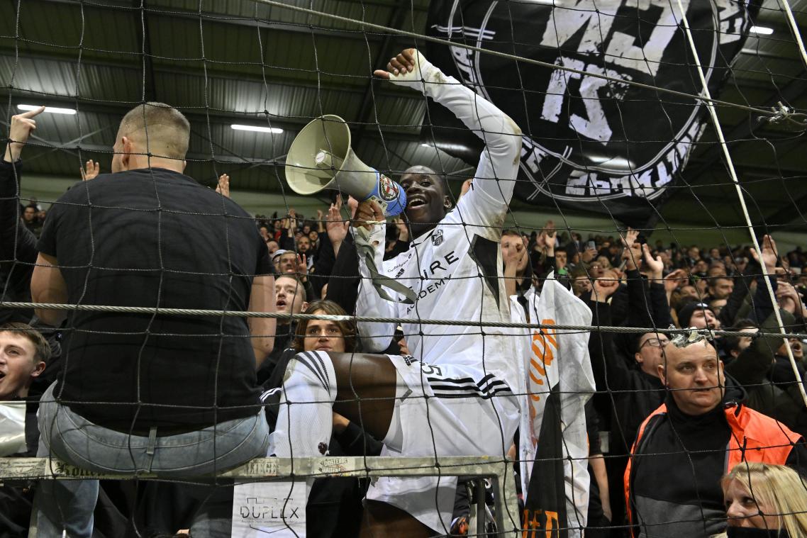 <p>Djeidi Gassama feierte den Heimsieg über Standard Lüttich am 5. November gemeinsam mit den Fans.</p>