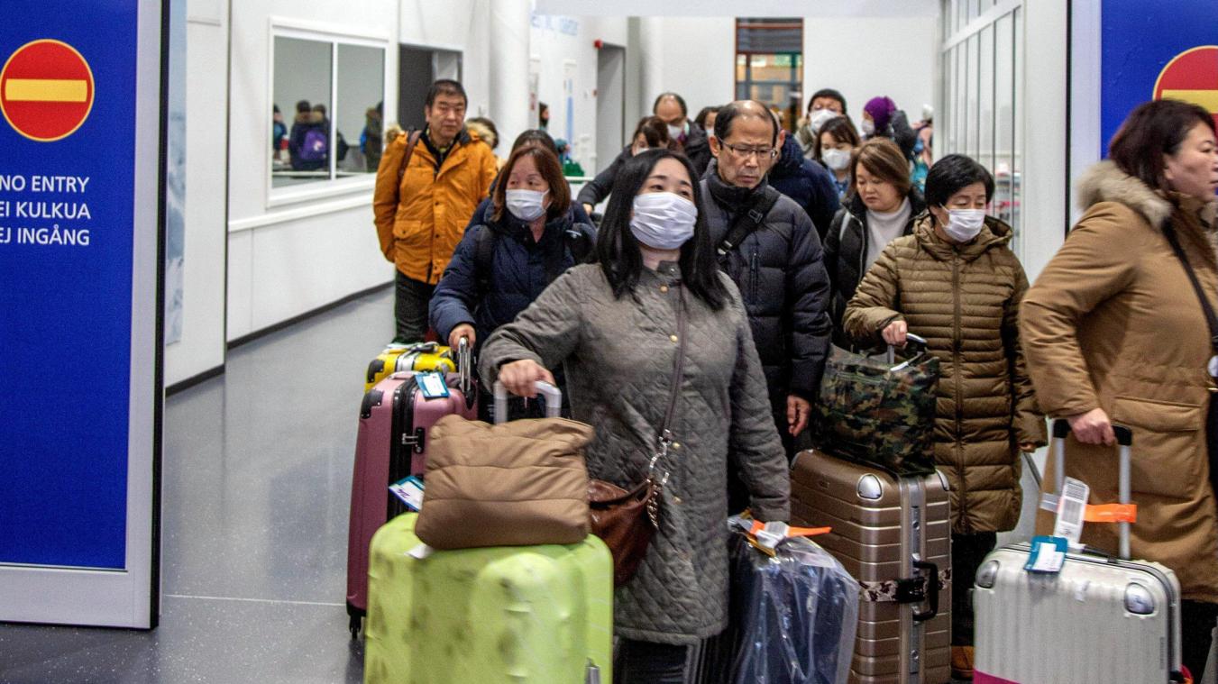 <p>Reisende tragen Nasen-Mund-Bedeckungen bei ihrer Ankunft auf dem Flughafen Ivalo.</p>