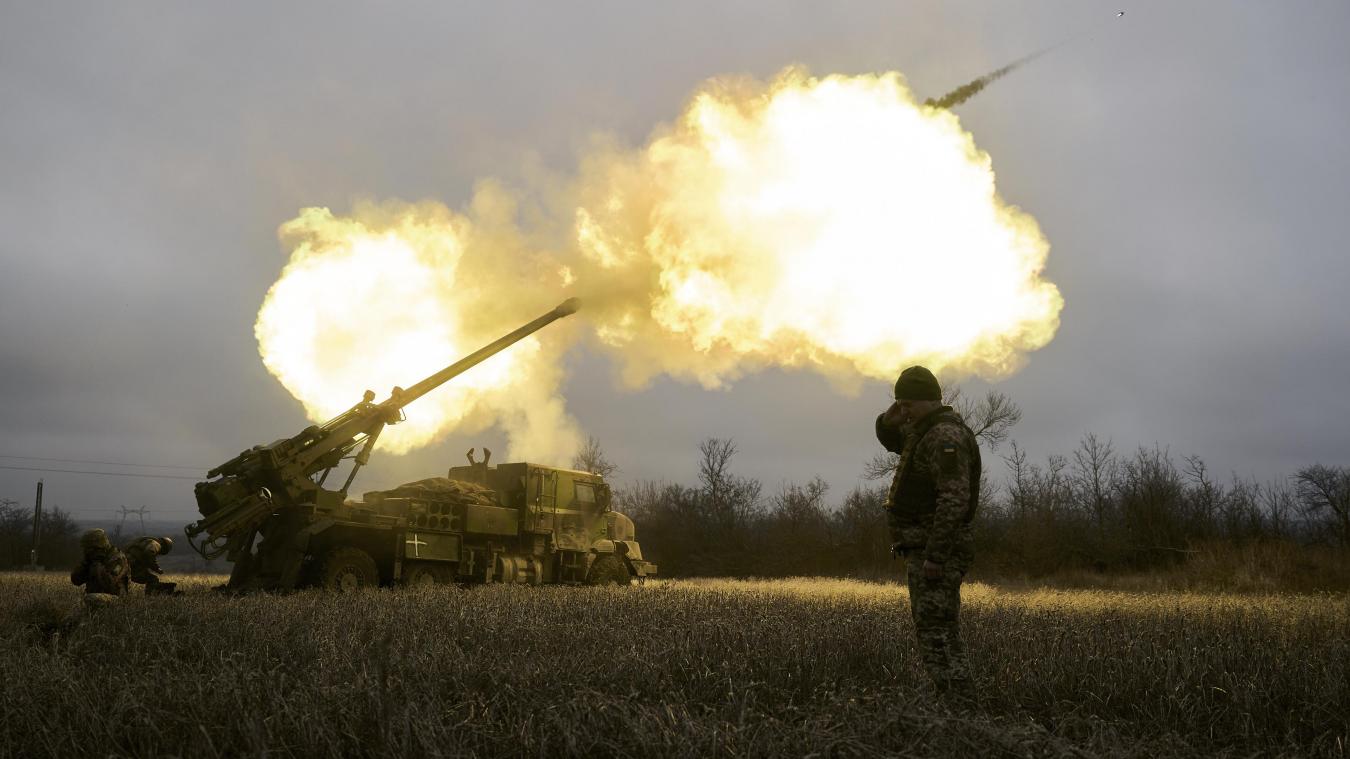 <p>Ukrainische Soldaten feuern eine französische Panzerhaubitze vom Typ CAESAR auf russische Stellungen.</p>