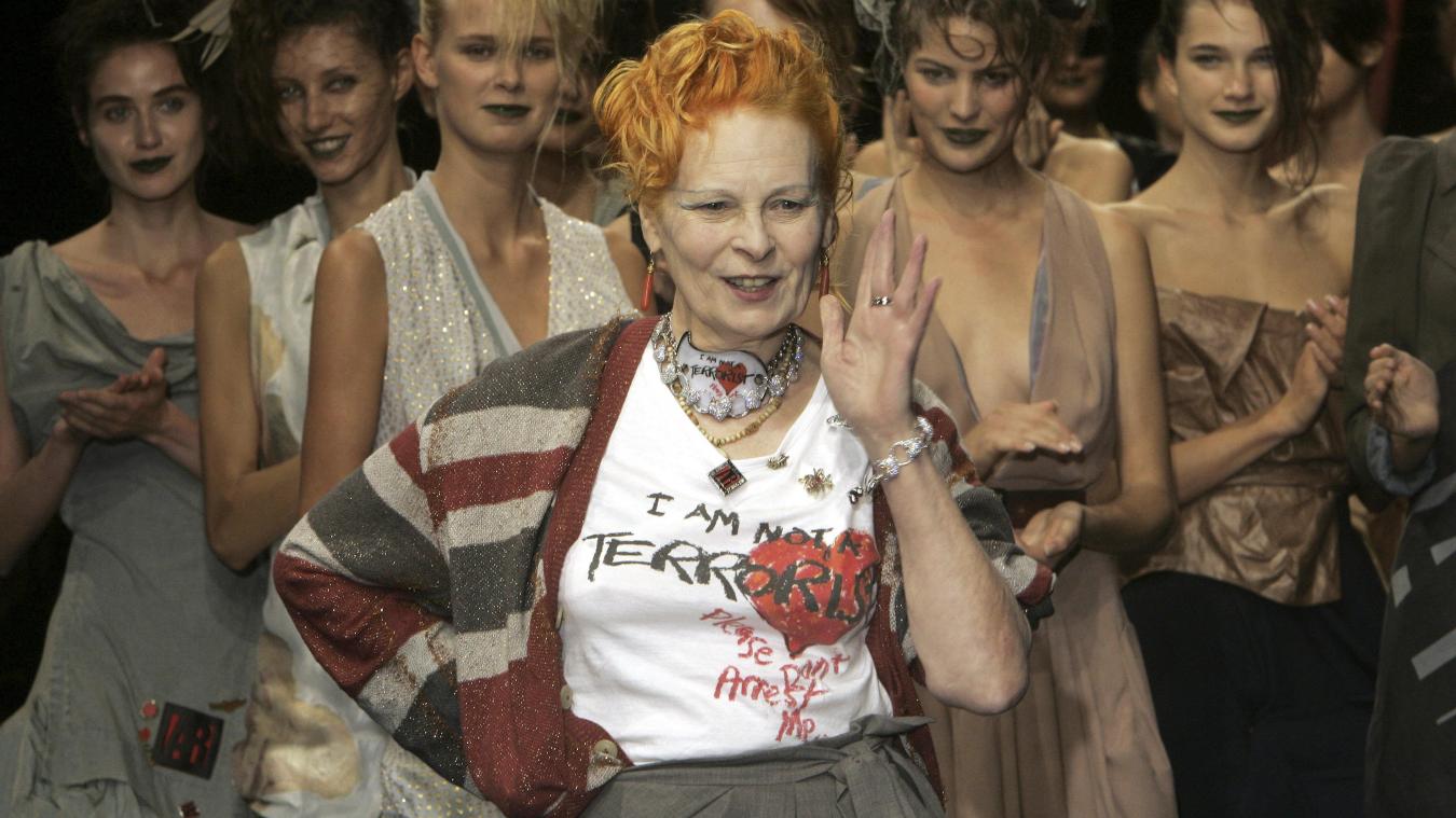<p>Models applaudieren, als die britische Modedesignerin Vivienne Westwood (M) nach der Präsentation ihrer Frühjahr/Sommer-Kollektion 2006 in Paris das Publikum grüßt.</p>