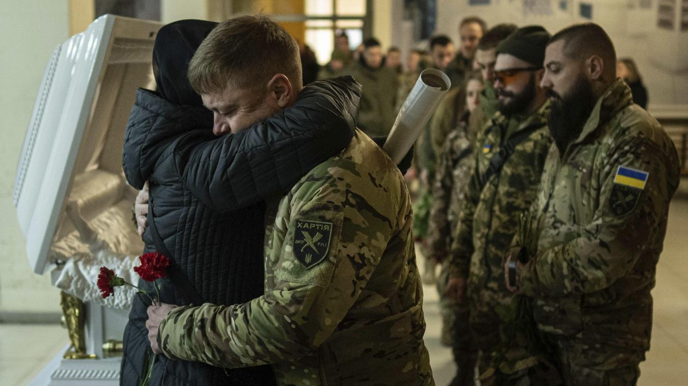 <p>Die Mutter der getöteten ukrainischen Soldatin des Khartia-Bataillons Vladyslava Chernyh umarmt einen Kameraden ihrer Tochter während einer Beerdigungszeremonie. Chernyh wurde bei einem Gefecht zwischen russischen und ukrainischen Streitkräften in der Nähe von Bachmut getötet.</p>