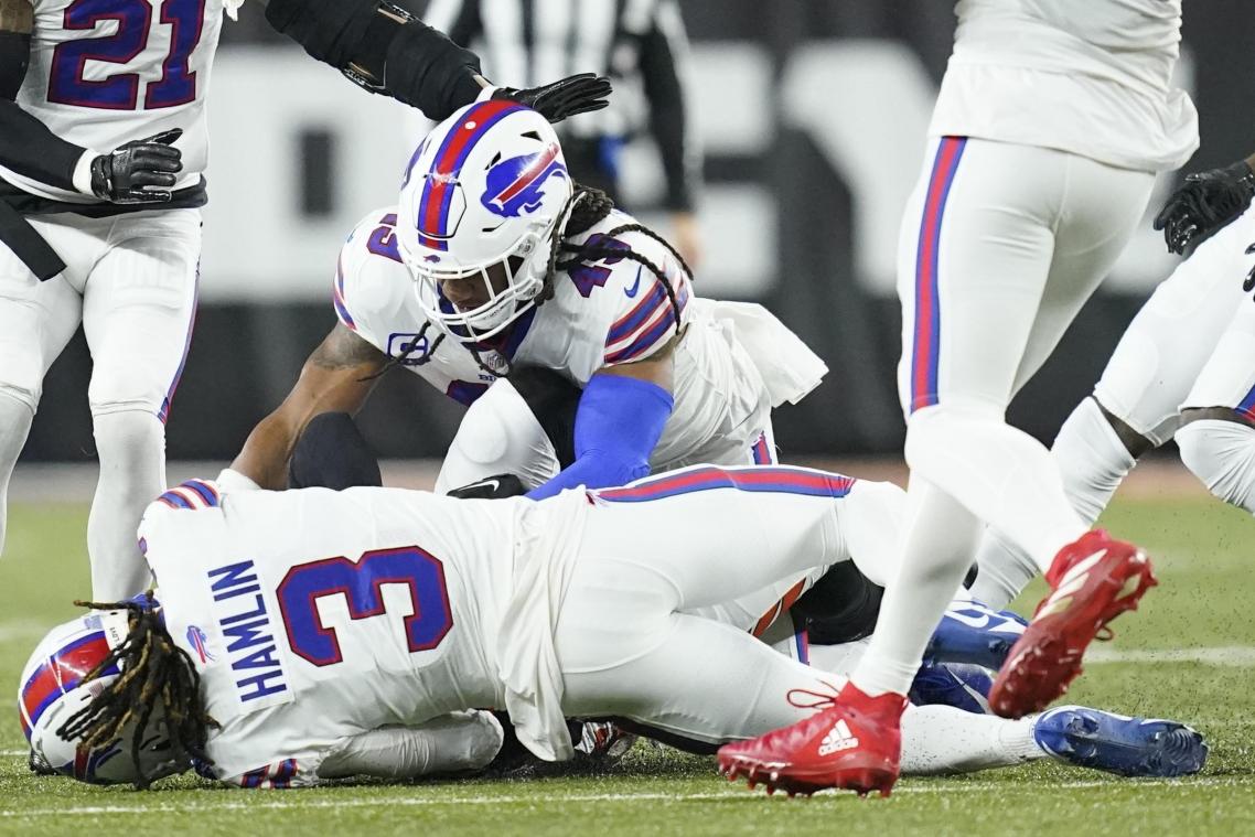 <p>Buffalo Bills Safety Damar Hamlin (3) fällt auf den Rasen, als ihm Buffalo Bills Linebacker Tremaine Edmunds (49) hilft.</p>