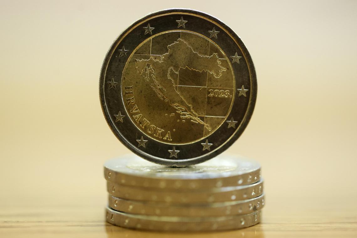 <p>Die neue kroatische Euro-Münze mit der Karte des Landes wird in der kroatischen Zentralbank in Zagreb ausgestellt.</p>