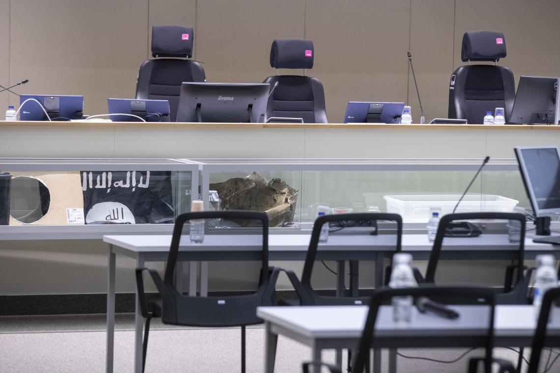 <p>Auch am Mittwoch geriet der Prozess der Brüsseler Terrorattentate ins Stocken. Der Grund waren erneut die Leibesvisitationen, denen sich die inhaftierten Angeklagten an jedem Prozesstag unterziehen müssen.</p>