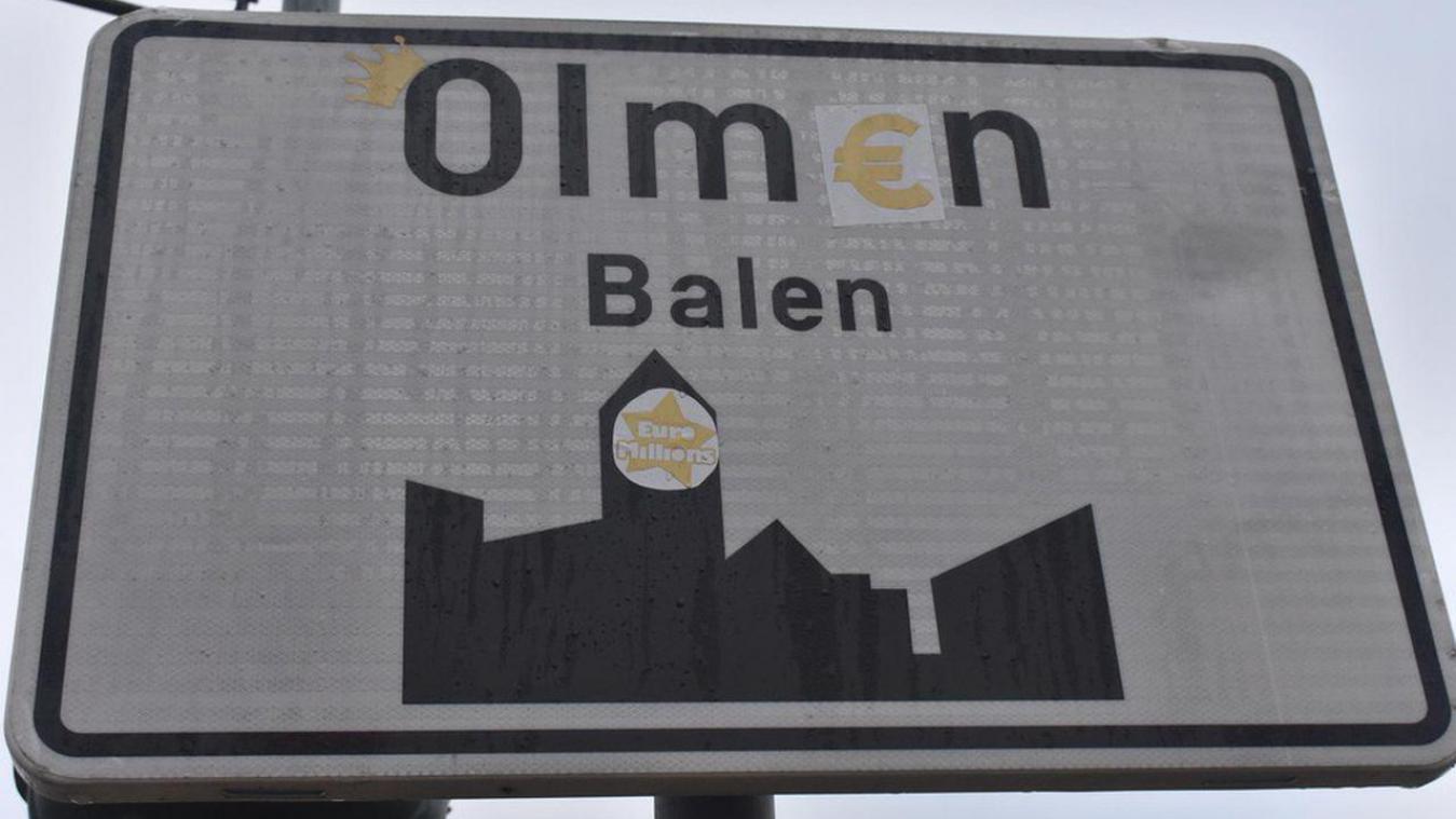 <p>Die Ortsschilder des Dorfes Olmen sind im Zuge des Euromillions-Gewinns überklebt worden.</p>