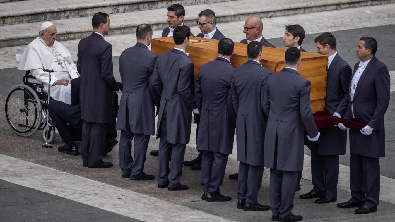 <p>Papst Franziskus (links) sitzt im Rollstuhl vor dem Sarg , bevor die Sargträger den Sarg des verstorbenen emeritierten Papstes Benedikt XVI. nach der öffentlichen Trauermesse für den emeritierten Papst Benedikt XVI. auf den Petersplatz wegtragen.</p>
