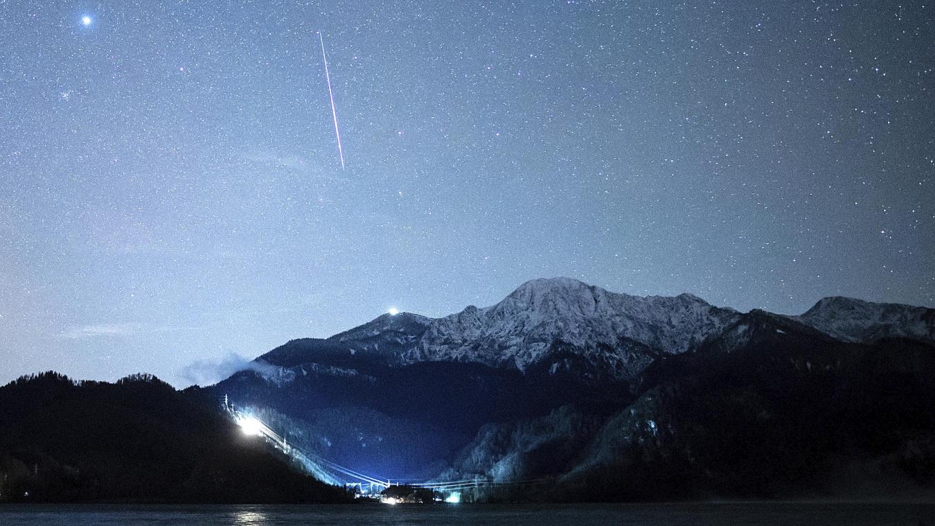 <p>Eine Sternschnuppe ist während der Geminiden über dem Kochelsee zu sehen. Zu Jahresbeginn ist der winterliche Nachthimmel besonders reich an hellen Sternen und ein Meteorstrom liefert bis zu 130 Sternschnuppen pro Stunde.</p>