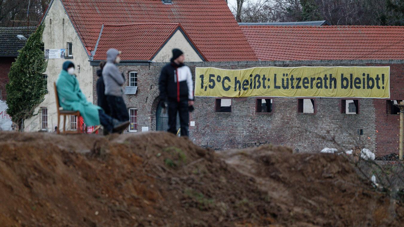 <p>An einem Haus im Dorf Lützerath hängt ein Banner mit der Aufschrift „1,5 Grad Celsius heißt: Lützerath bleib“. Lützerath soll zur Erweiterung des Braunkohletagebaus Garzweiler II abgebaggert werden.</p>
