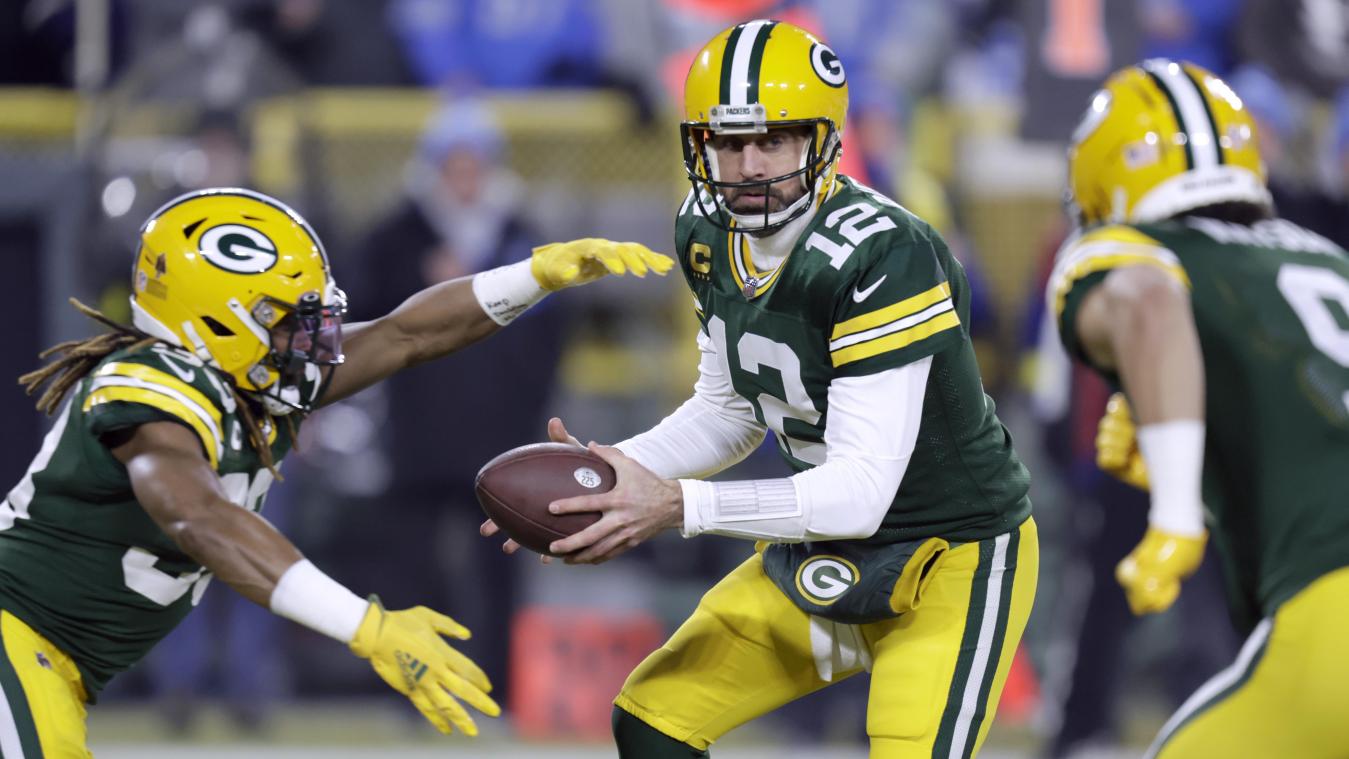 <p>Green Bay Packers-Quarterback Aaron Rodgers (12) täuscht eine Übergabe an Running Back Aaron Jones (l) vor.</p>