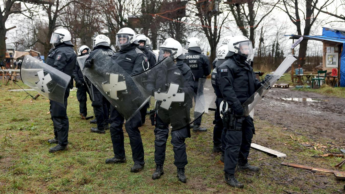 <p>Unter überwiegend friedlichem Protest hat die Polizei am Mittwoch begonnen, den von Klimaschützern besetzten Ort Lützerath zu räumen. Bis zum Nachmittag zeigte sich ein Sprecher „sehr zufrieden“ mit dem Verlauf.</p>