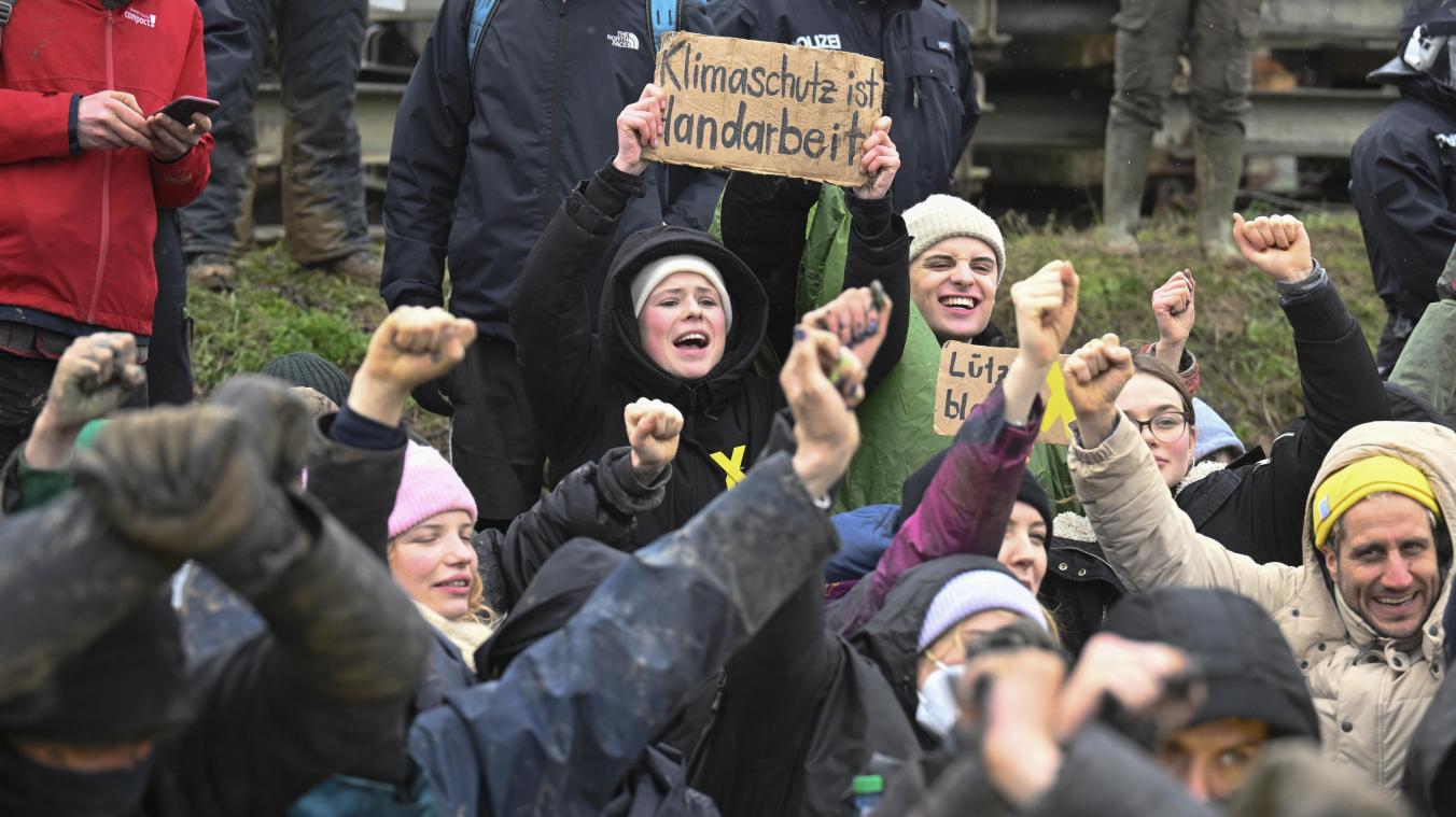 <p>Umweltaktivistin Luisa Neubauer (Mitte) protestierte während einer Demonstration gegen den Kohleabbau am zweiten Tag der Räumung im von Klimaaktivisten besetzten Braunkohleort Lützerath.</p>