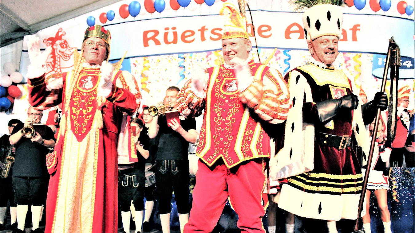 <p>Das Roetgener Dreigestirn (von links) mit Jungfrau, Prinz und Bauer wurde 2020 bei der Proklamation stürmisch gefeiert. Lange im Amt, aber wenig aktiv.</p>