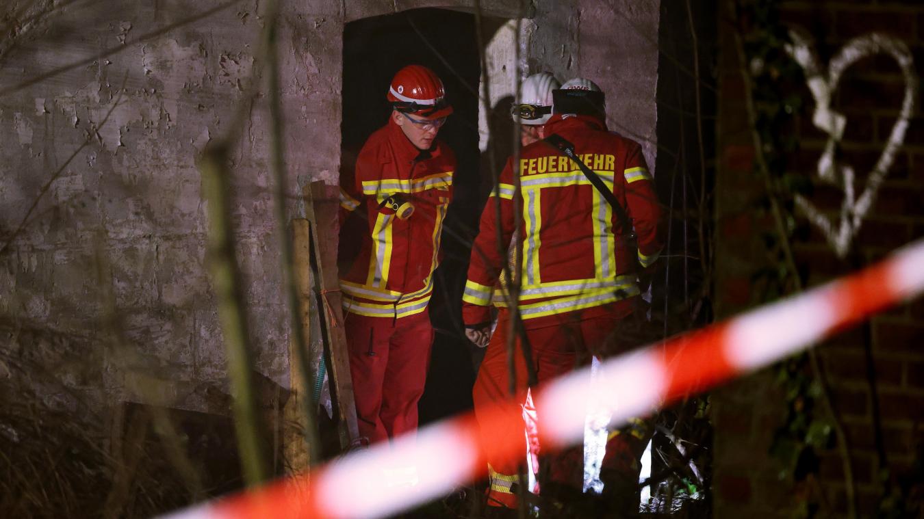 <p>Rettungskräfte stehen im Dorf Lützerath vor eine Gebäude, in dem sich zwei Personen in einem Tunnel verschanzt haben.</p>