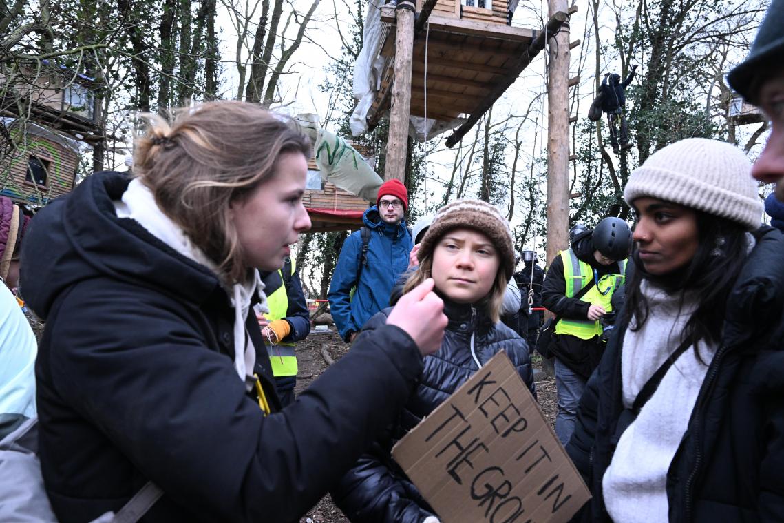 <p>Die Klimaaktivistinnen Luisa Neubauer (links) und Greta Thunberg (Mitte) und Lakshmi Thevasagayam (rechts) stehen am dritten Tag der Räumung im von Klimaaktivisten besetzten Braunkohleort Lützerath.</p>