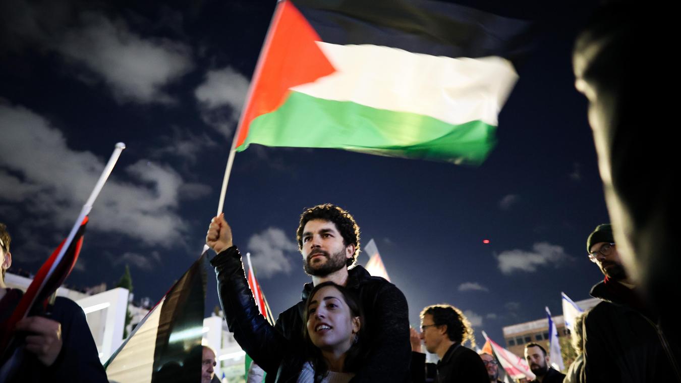 <p>Ein Mann schwenkt eine palästinensische Flagge während einer Demonstration gegen die neue Regierung in Tel Aviv.</p>