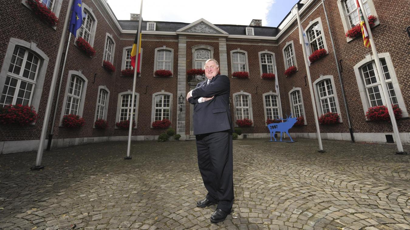 <p>Karl-Heinz Lambertz posiert im Innenhof des Regierungsgebäudes für ein Bild eines Fotografen der Nachrichtenagentur Belga, nachdem er im Sommer 2008 zum Königlichen Vermittler ernannt worden war.</p>