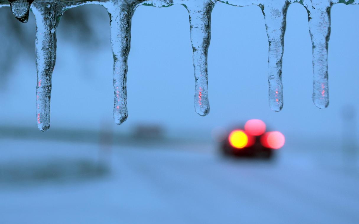 <p>KMI warnt vor glatten Straßen</p>

