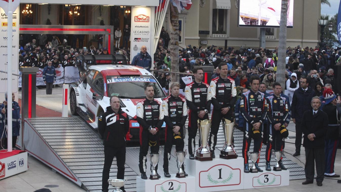 <p>Blick auf die Siegesfeier bei der Rallye Monte Carlo auf dem Podium vor dem Casino. Rechts Thierry Neuville und Copilot Martijn Wydaeghe, ganz rechts Jacky Ickx.</p>