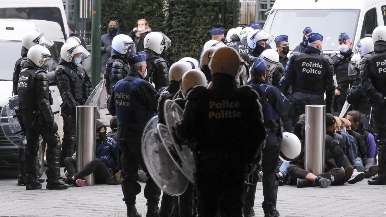 <p>Diese Aufnahme entstand während der Protestaktion gegen Polizeigewalt am 24. Janaur 2021: Polizisten hatten damals Demonstraten in der Nähe des Brüsseler Zentralbahnhofs eingekesselt.</p>