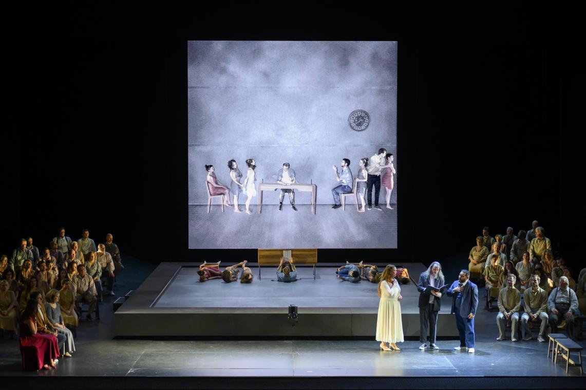 <p>„La Sonnambula“ wird in Lüttich zu einem fantastischen Musiktheaterabend. Diese Produktion zeigt, dass Oper mit einer starken Bildästhetik und einfühlsamen Gesang weite Publikumsschichten anspricht.</p>