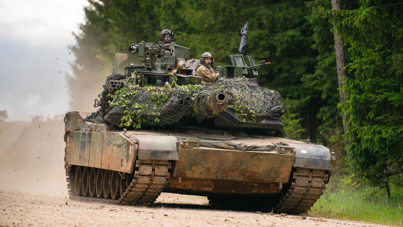 <p>Ein Panzer des Typs M1 Abrams der US Army fährt während einer multinationalen Übung auf dem Truppenübungsplatz Hohenfels über eine Straße. Auch das Land USA will der Ukraine Kampfpanzer abgeben.</p>
