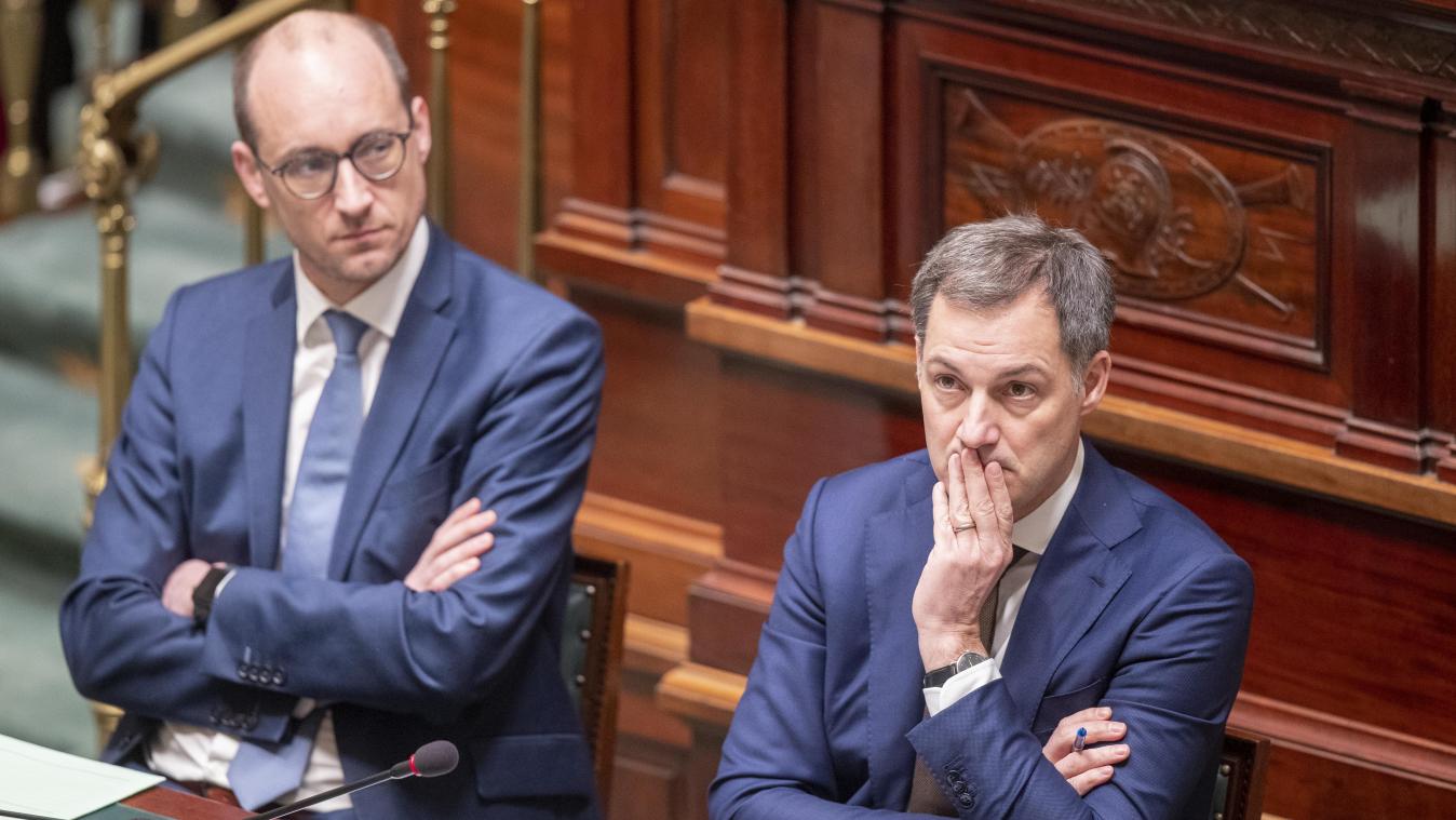 <p>Premier Alexander De Croo (r.) und Finanzminister Vincent Van Peteghem am Donnerstag in der Kammer</p>