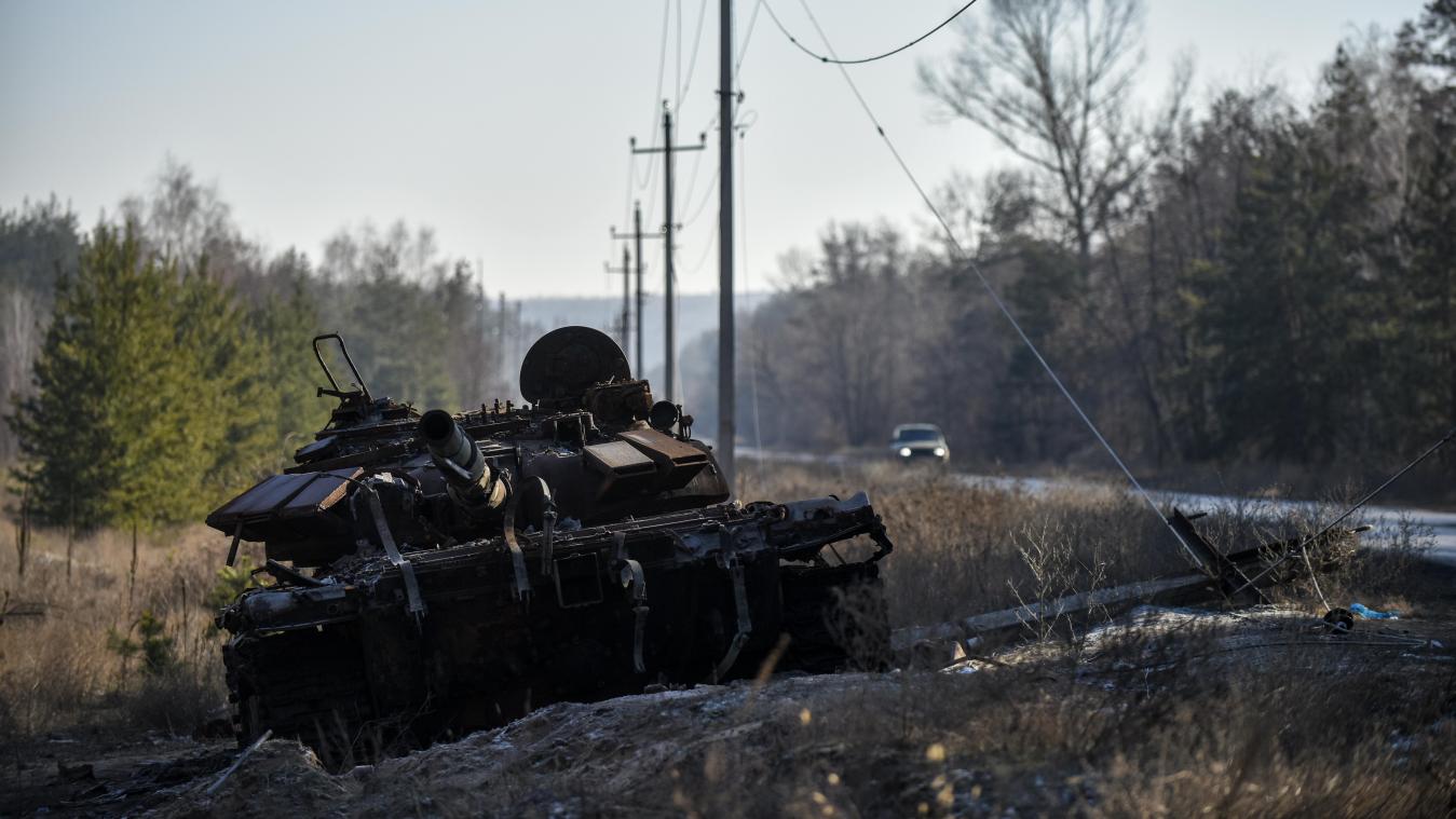 <p>Ein verbrannter Panzer steht neben einer Straße in der Region Donezk im Osten der Ukraine.</p>